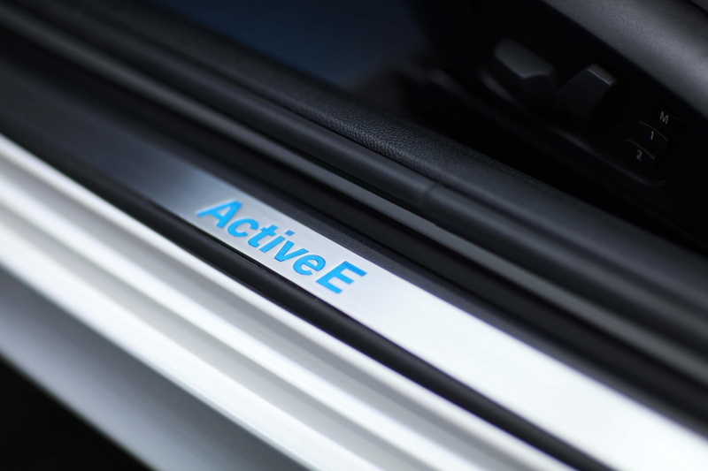 capital letter, studio shot, traffic, 1080P, close-up, economy, digital display, bmw, sign, transportation, travel, western script, car, concept, mode of transportation