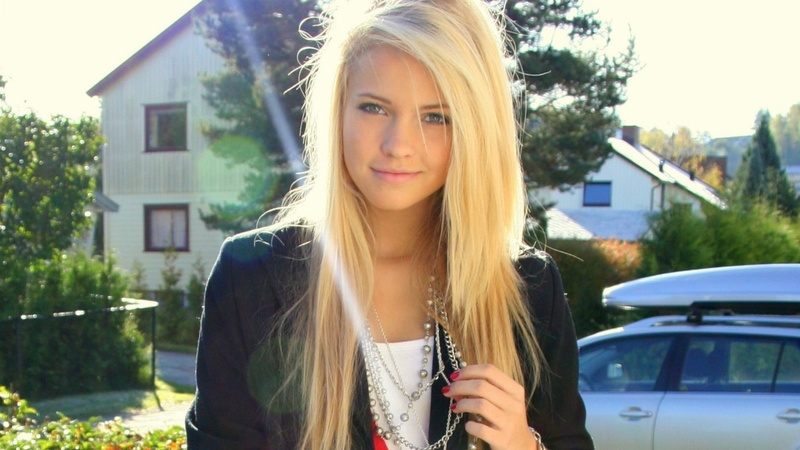 norwegian, outdoors, focus on foreground, 1080P, real people, model, hairstyle, long hair, blond hair, white, blogger, looking at camera, built structure