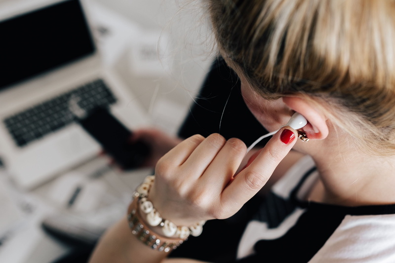 holding, blogger, make-up, hand, beauty, indoors, workspace, writter, femine, nail polish, finger, headshot, adult, fashion, females, laptop, minimalist