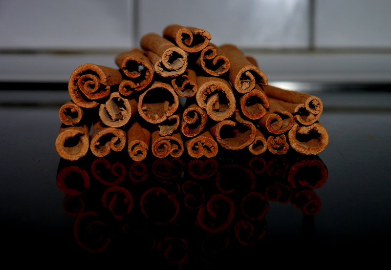 spice, 4K, table, tray, indoors, pile, pattern, brown, close-up, sticks, brown black, stack, craft, food, domestic room, large group of objects, cinnamon