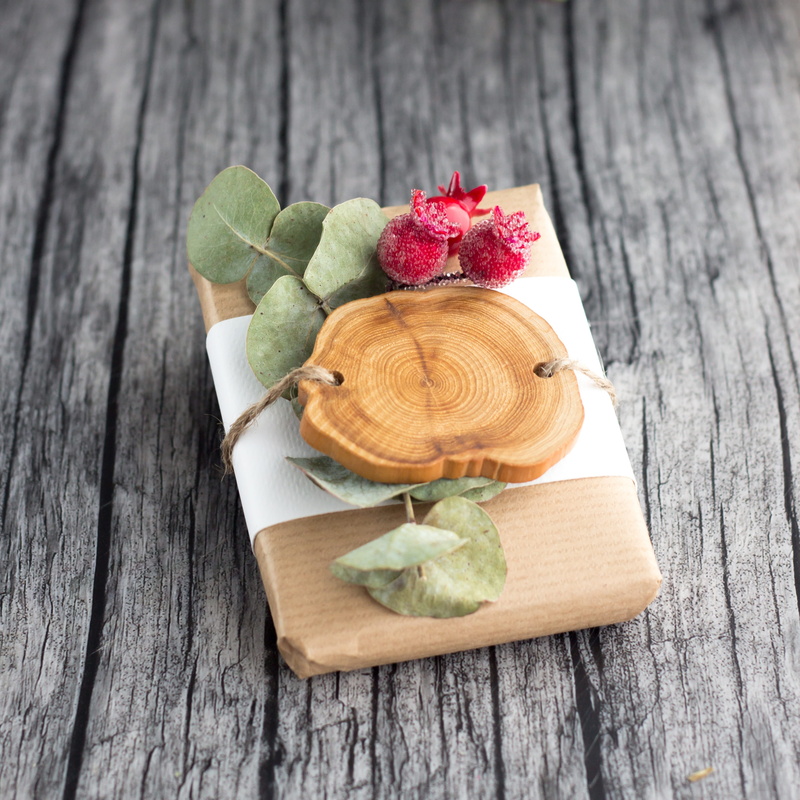 gift, leaf, still life, closeup, brown, bark, wooden desk, postcard, joy, healthy eating, indoors, new years eve, banner, box, table, congratulation, slab