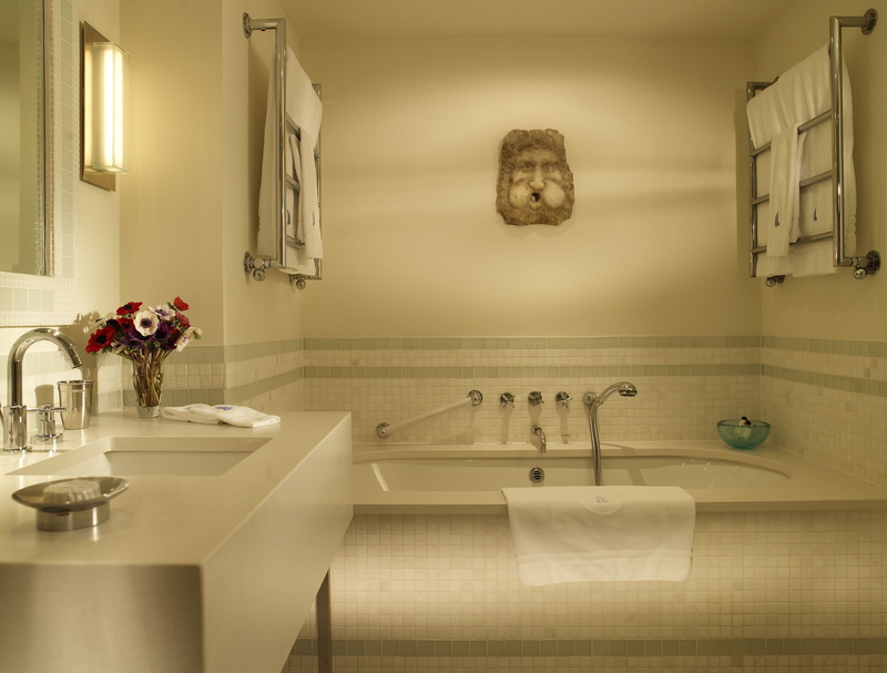 domestic Life, toilet, design, real people, no People, clean, residential Building, white, one person, elegance, hygiene, bathtub, mirror, architecture