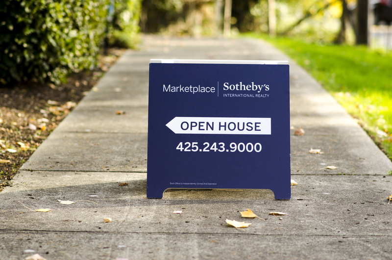 sandwich, buy, housing, moving, estate, sunlight, footpath, road, focus, no people, selective, city, house, open house, sold, residential, photography