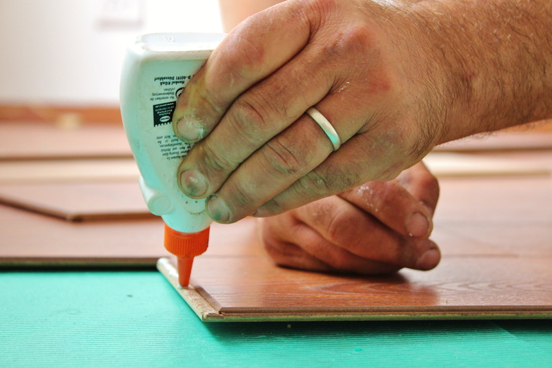 glue, wood glue, business, work, person, table, holding, green color, human finger, indoors, hand, man, body part, finance, plastic, focus on foreground