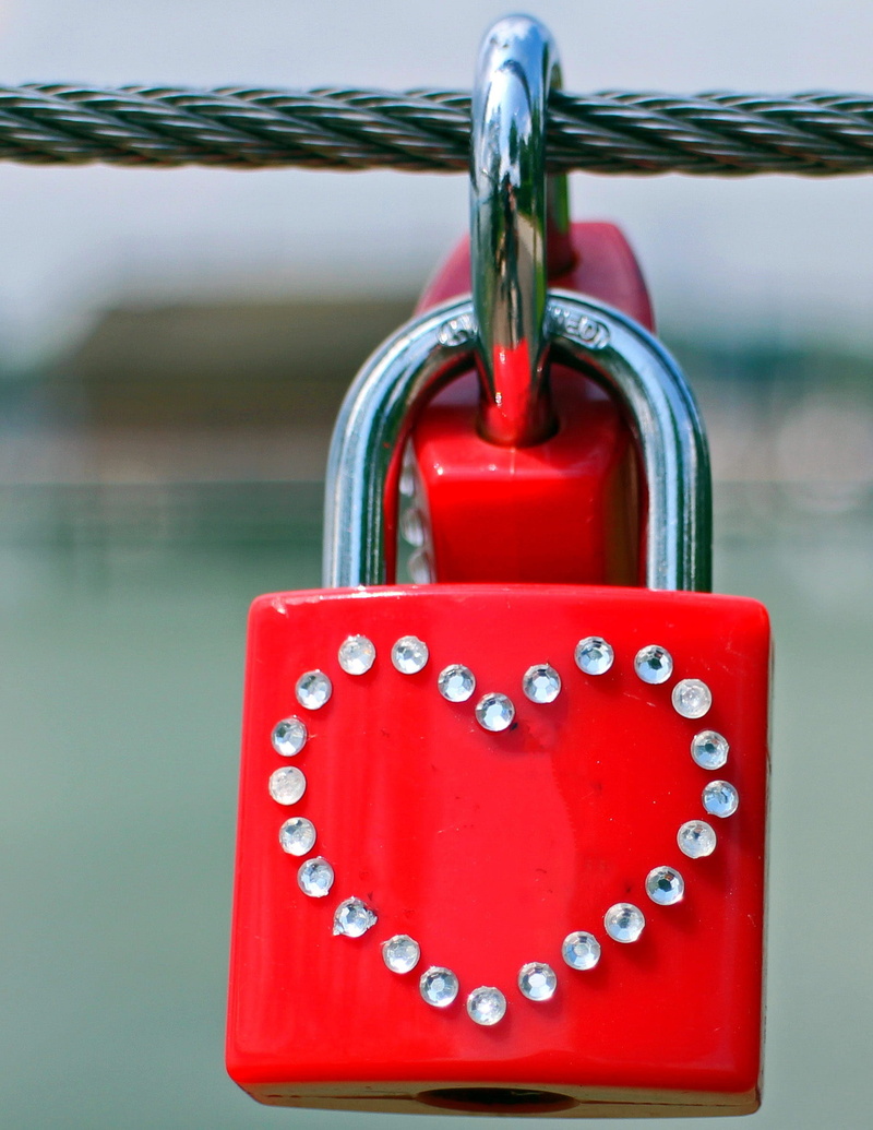 heart shape, heart, lock, safety, hanging, love, red, positive emotion, protection, no people, 1080P, sure, padlock, consumerism, symbol, castle, focus on foreground