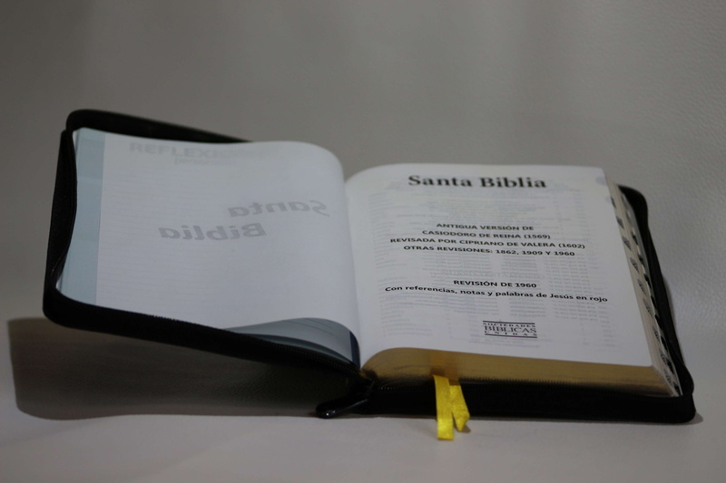 high angle view, still life, communication, close-up, biblia, gray background, 4K, no people, note pad, gray, reina valera, text, holy bible, santa biblia