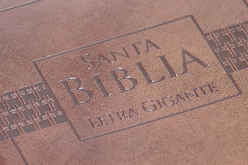 single word, western script, biblia, full frame, business, indoors, macro, no people, santa biblia, text, document, selective focus, backgrounds, wealth