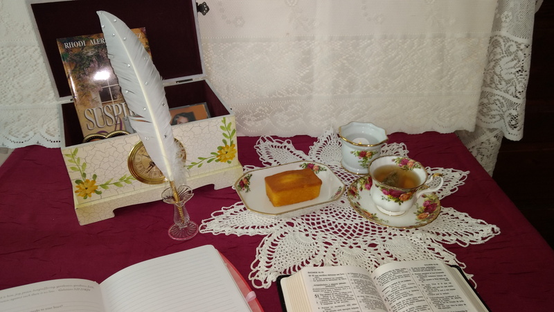 featehr pen, celebration, vintage wooden box, biblia abierta, pan de maíz, christmas ornament, tapete tejido, teacup, sofa, indoors, home interior, taza antigua