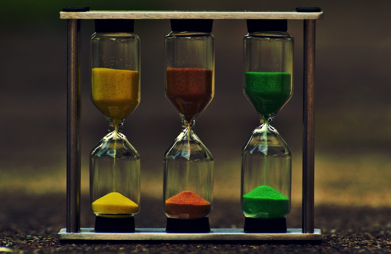 hurry up, focus on foreground, side by side, day, tense, time, 2K, run out, close-up, minute, table, hourglasses, transparent, amount of time, refreshment