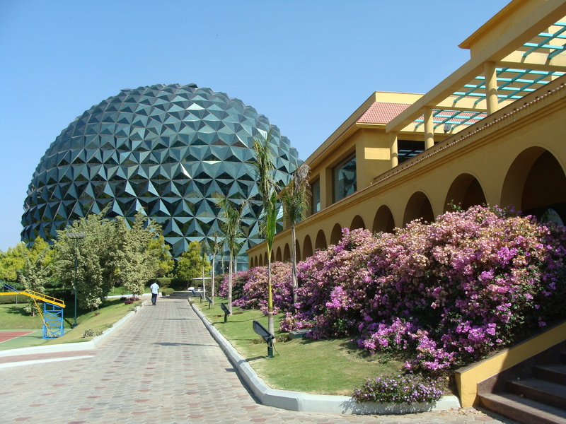 flower, building exterior, 2K, tree, sky, Mysore, city, no people, growth, karnataka, it hub, day, plant, artistic, Infosys, nature, modern, flowering plant