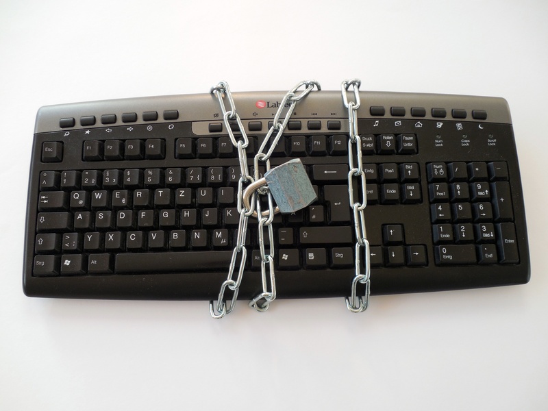 studio shot, computer network, close-up, no people, castle, computer crime, padlock, computer key, connection, chain, white background, computer, business