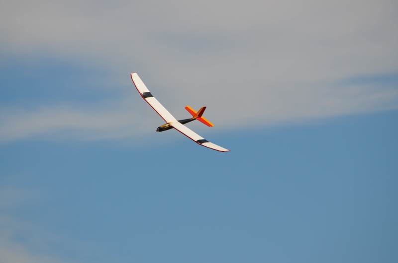 rc glider, aerobatics, flying, aircraft, approach, outdoors, on the move, aerospace industry, aeroplane, airshow, low angle view, mode of transportation
