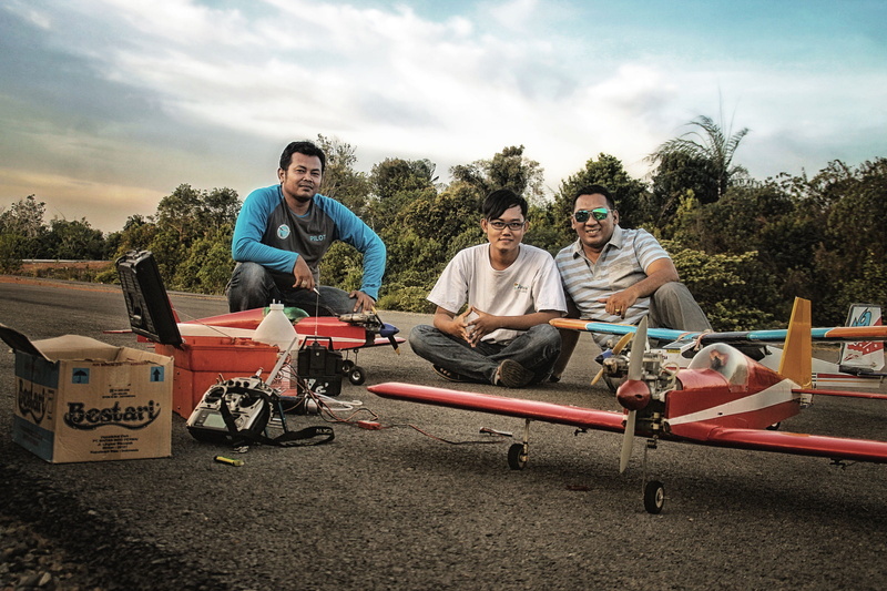 tanjungpinang, bintan, sky, full length, young men, young adult, tac, aeromodelling, mid adult men, model, group of people, day, mid adult, indonesia, rcplane