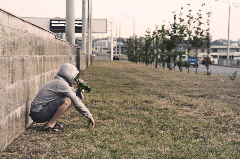 men, camera - photographic equipment, person, drunk, the dependence of, technology, alcoholism, voltage, stress, photographic equipment, photographer, alcoholic beverage