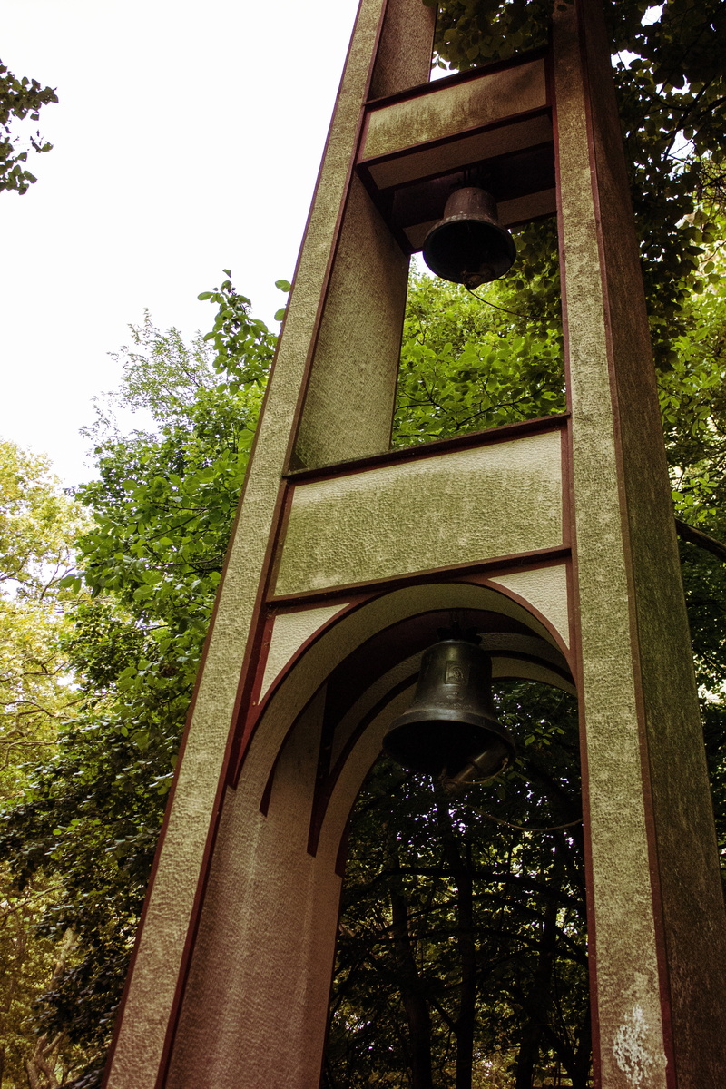 building, arch, sky, day, architecture, growth, 5K, bell, the past, outdoors, green color, harbor, bridge, trees, bridge - man made structure, low angle view