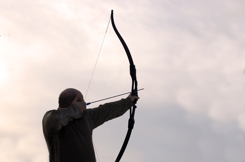 clothing, men, aim, copy space, black, aiming, lifestyles, outdoor, 2K, outdoors, top, hunting, archery Bow, sport, person, target shooting, silhouette