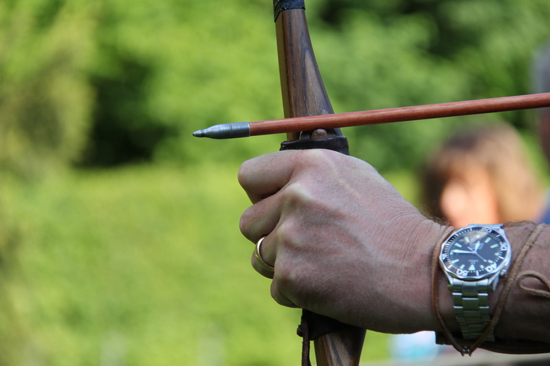 outdoors, bogensport, lifestyles, time, human body part, one person, arch, finger, shooting sports, hits, objectives, men, delivering, metal, nature, 5K