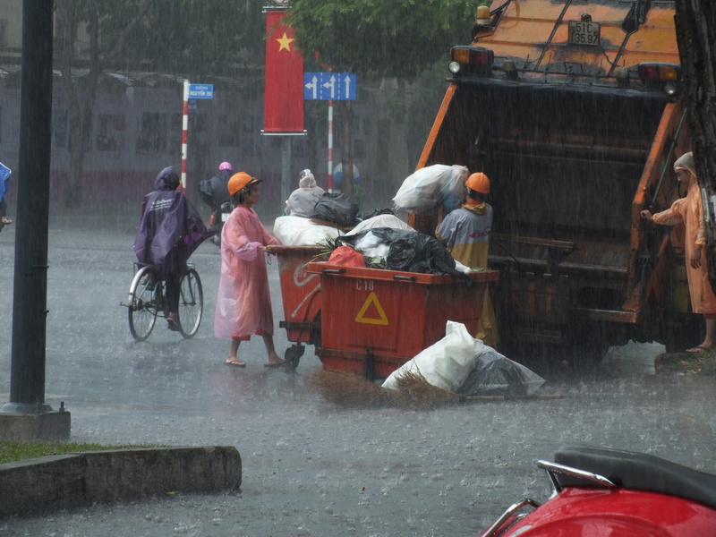 rain, transportation, people, difficult, nature, animal wildlife, vertebrate, man, water, group of people, hands, men, work, mode of transportation, real people