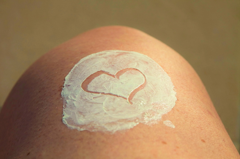 4K, adult, lifestyles, treatment, heart shape, cream, care, human body part, white, moisturizing, sunscreen, sunblock, finger, tattoo, skin care beauty