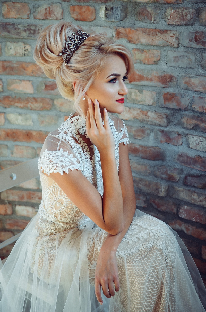 young adult, style, wall, lifestyles, wall - building feature, person, leisure activity, attractive, wear, eyes, beauty, brickwall, close-up, 2K, white