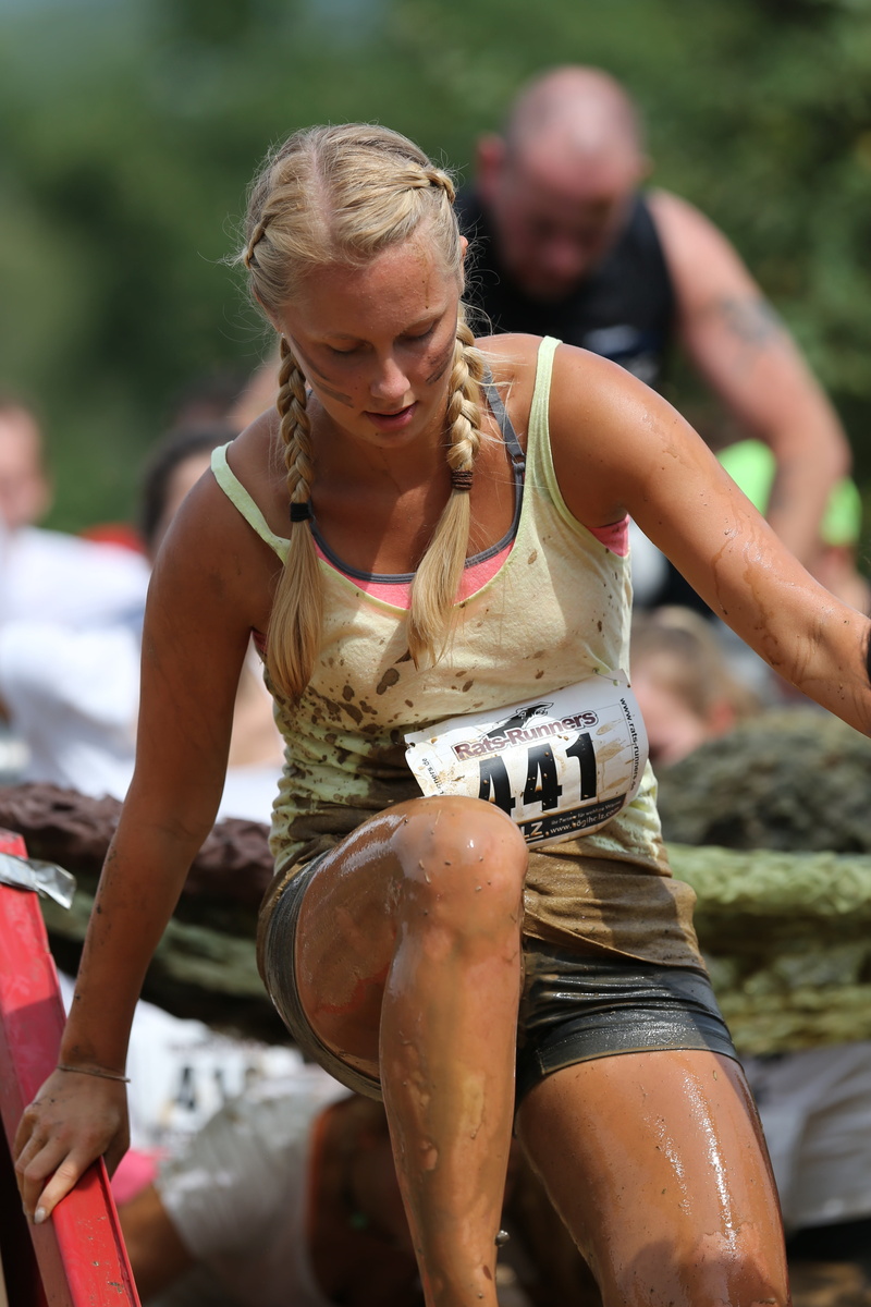 leisure activity, hairstyle, leisure, incidental people, rail, hair, holding, focus on foreground, team, daytime, run, strongman, fun, extreme running