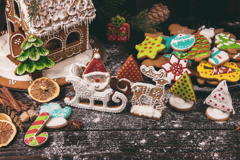 sugar, Christmas, gingerbread, holiday, tree, cakes, gingerbread house, 1080P, figures, branches, bumps, powder, spices, cookies, Board