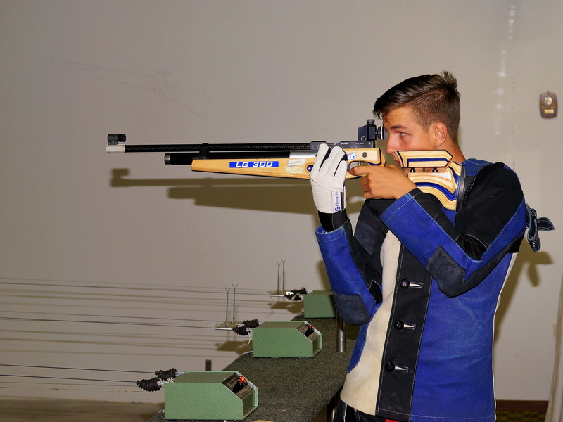 women, leisure activity, voltage, protective clothing, pleasure, courage, indoors, ambition, three quarter length, young man, target shooting, sport, sporty