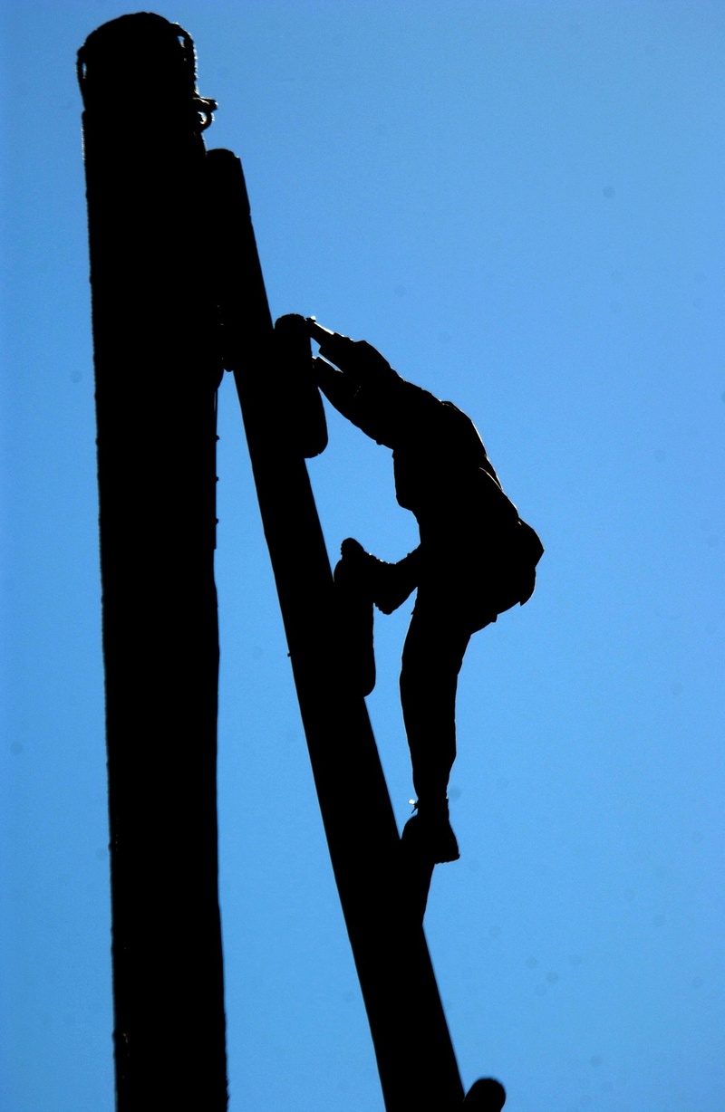 overcome, copy space, course, man, effort, nature, fitness, usa, climbing, clear sky, full length, outdoors, obstacle, men, soldier, twilight, adversity