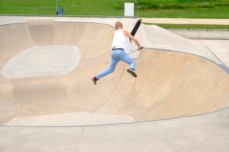 risk, viewers, teenager, balance, dangerous, leisure, dared, young adult, fun, learn, acrobatic, kickboard, real people, parcour, skater, roll, full length