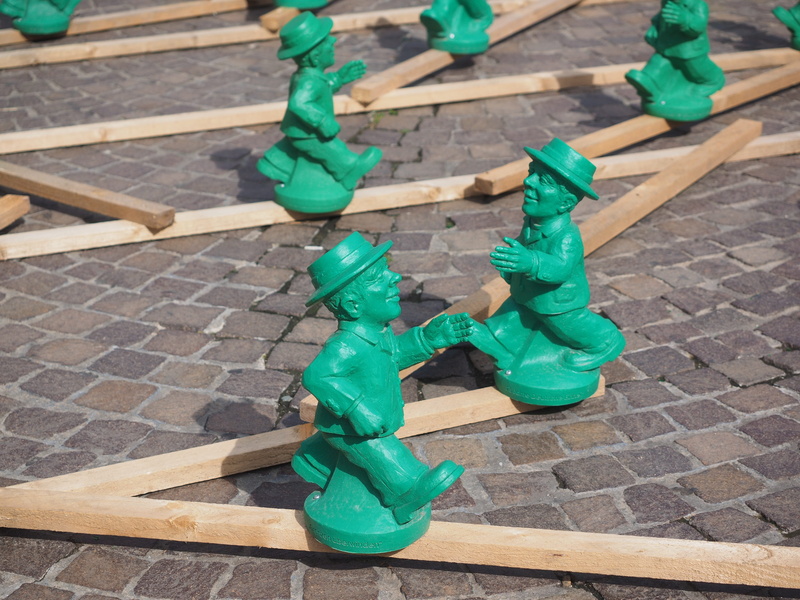 a symbol of unity, ottmar hörl, frankfurt, serial monochrome figure, plastic, ost-ampelmann, little green man, figure work of art, invasion of the green men
