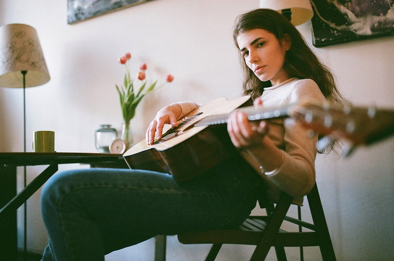 Russian Model, concentration, artist, women, jeans, Russian women, musician, 720P, one person, plucking an instrument, face, music, string instrument