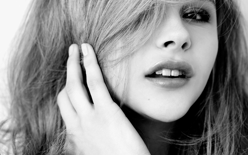 closeup, women, looking at viewer, Chloë Grace Moretz, face, 1080P, actress, celebrity, monochrome