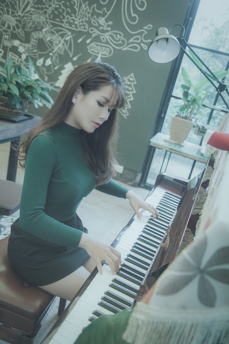 music, woman, lovely, white skin, musical equipment, arts culture and entertainment, style, leisure activity, piano key, smiling, lifestyles, graceful