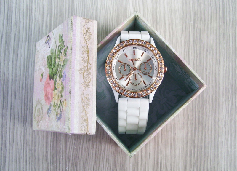 tips, photos, single object, exposition, watch time, shape, measurement of time, design, high angle view, pattern, gift, no people, analog, antique, 2K