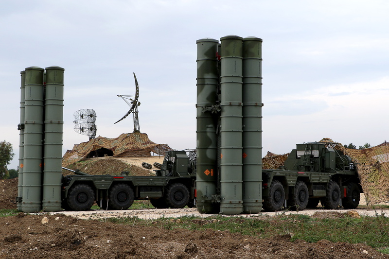 and the average, Russian, range, anti-aircraft, system, large, 4K, rocket, S-400, Triumph