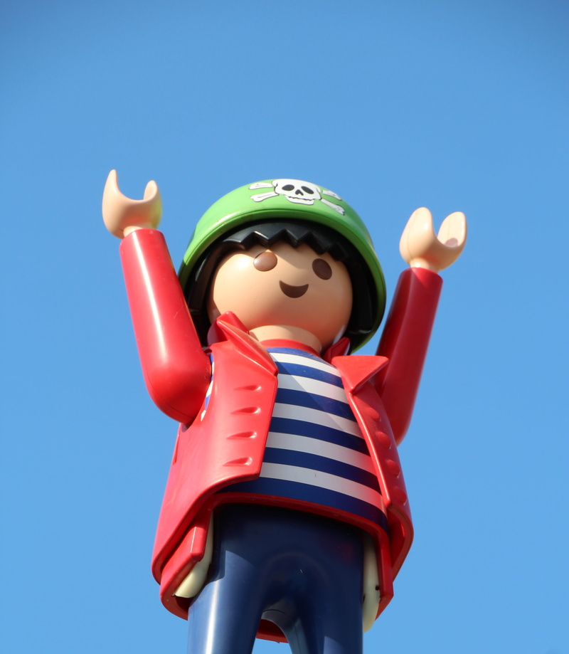 nature, red, child, playmobil, skull and crossbones, blue, toy, sculpture, 4K, human representation, day, sunny, clear sky, outdoors, low angle view, sky