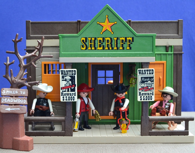 america, non-western script, figures, day, outdoors, sheriff office, sign, vector, representation, usa, male likeness, human representation, playmobil