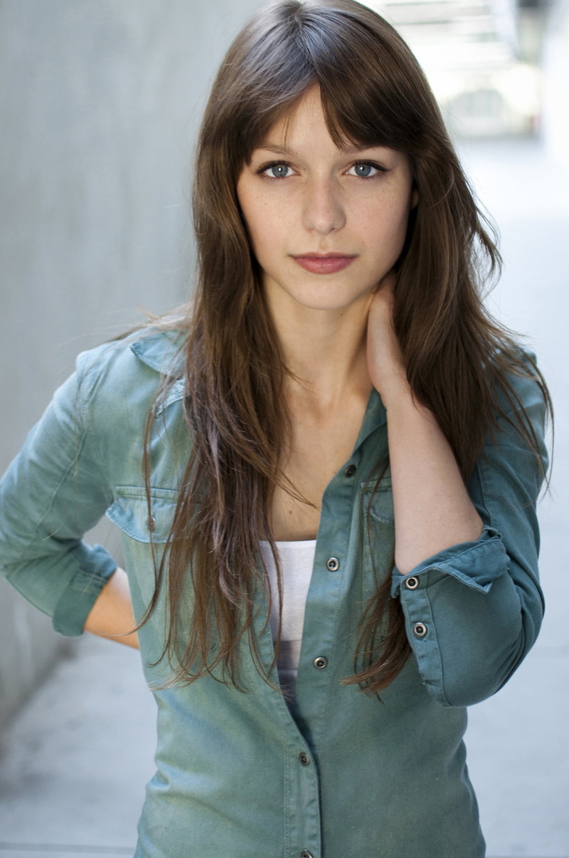 contemplation, looking at camera, actress, adult, casual clothing, portrait, 1080P, hair, one person, long hair, young adult, uncertainty, beautiful people