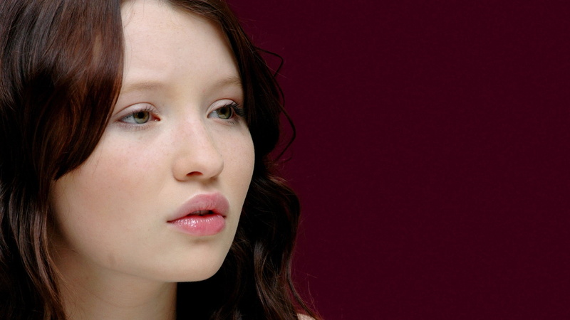 beauty, close-up, young adult, indoors, brown hair, beautiful woman, brunette, women, actress, depression - sadness, serious, human face, hairstyle, contemplation