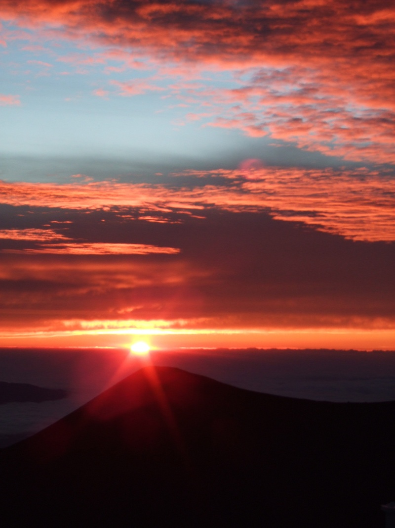 cloud - sky, idyllic, orange color, mauna kea, summit, silhouette, beauty in nature, tranquil scene, sunlight, sunset, dramatic sky, horizon, top, environment