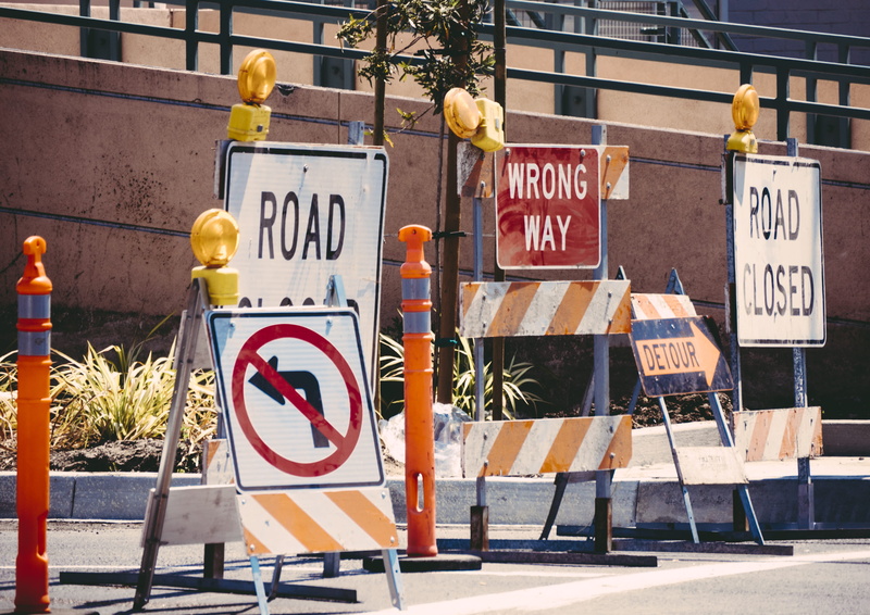 safety, señal de tráfico, information, car, roadwork, road sign, built structure, road closed, no people, road work, street, signage, assorted, outdoors
