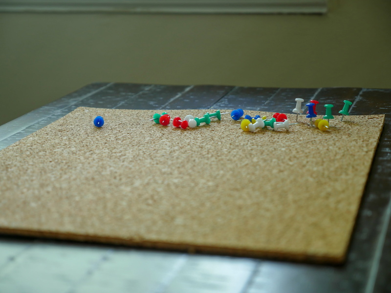 wood - material, reminder, cork, bulletin, assortment, push, blue, selective focus, group of objects, pin, close-up, still life, multi colored, push pin