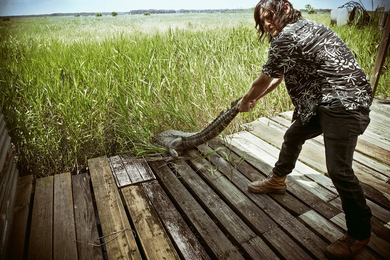 Michael Muller, photo, Norman Reedus, actor, bridges, Board, 1080P, crocodile, tail, grass, Red Bulletin, the situation