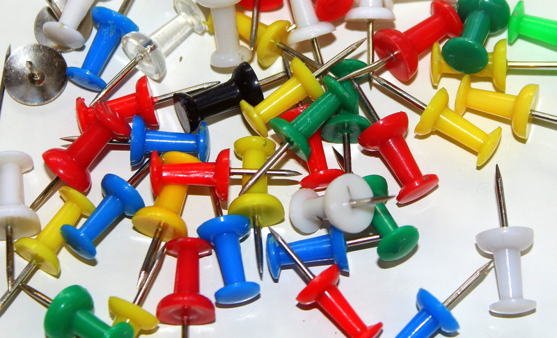 plastic, white background, education, drawing pin, large group of objects, still life, investment, thumbtack, stationery, choice, close-up, backgrounds