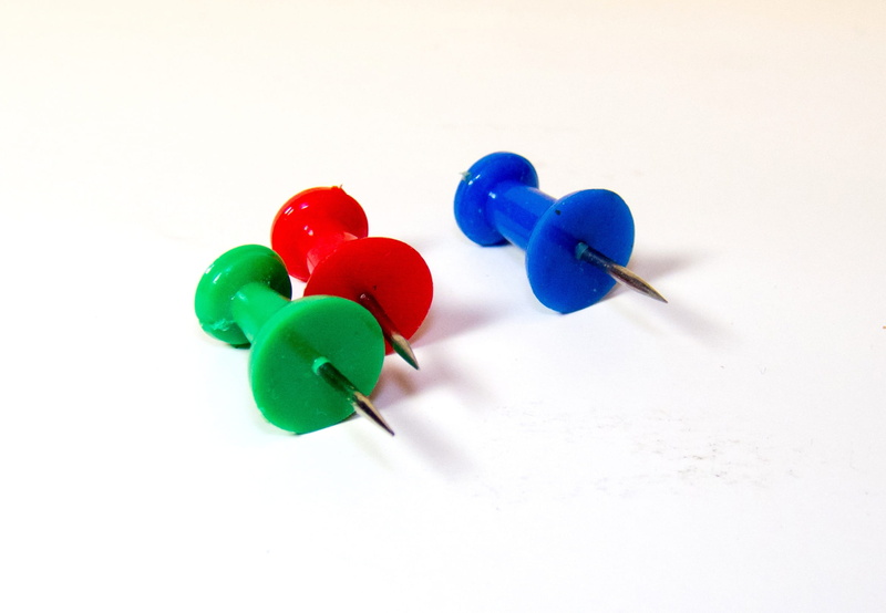 red, copy space, studio shot, pin, green color, close-up, no people, tacks, 1080P, Background, white background, Nail, still life, design, blue, office