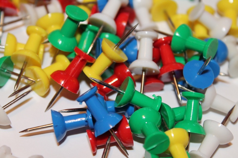 1080P, green, still life, no people, plastic, indoors, variation, red, toy, pointed, pin, art and craft, high angle view, office, table, blue, thumbtack