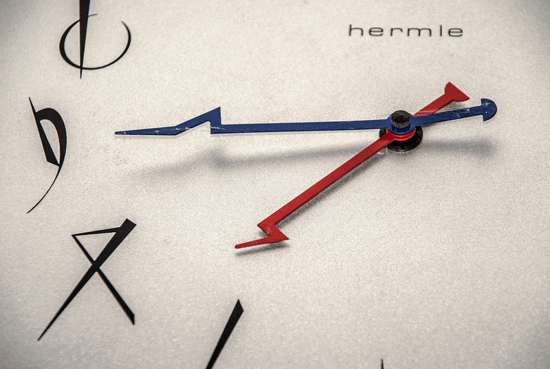 clock face, still life, close-up, pen, business, clock, minute hand, time, arrow symbol, indoors, thumbtack, pencil, western script, 2K, scissors, communication