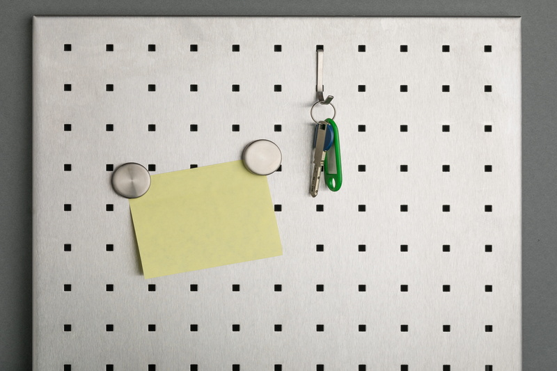 handout, blank, key, stationery, colorful, studio shot, isolated, forget, message, stainless steel, perforated sheet, close-up, post it, household equipment
