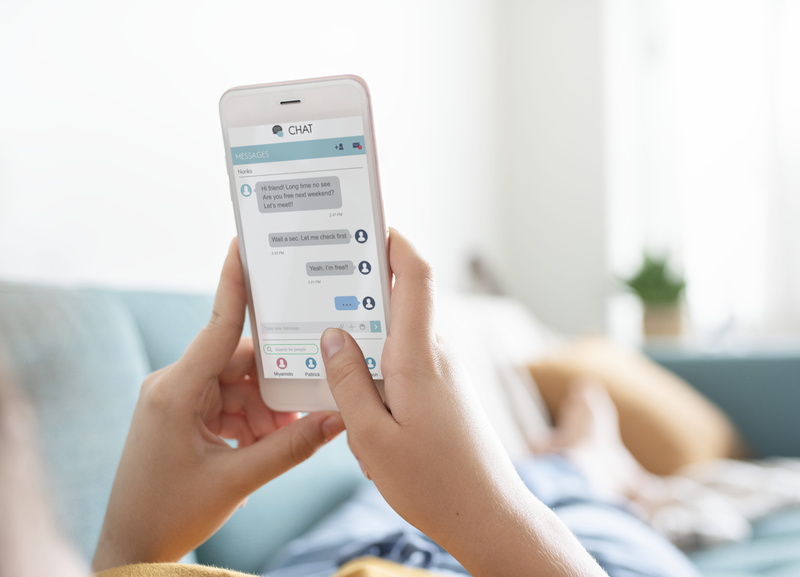 mobile phone, conversation, lifestyles, smartphone, smart phone, day, human body part, holding, human hand, telephone, connection, communication, using