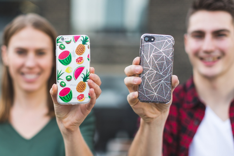 happiness, focus on foreground, women, young adult, boy, smiling, hand, two people, day, case, emotion, girl, mobile, accessories, human body part, positive emotion